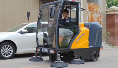 C185駕駛式掃地車(chē)服務(wù)于安徽水利和順地產(chǎn)